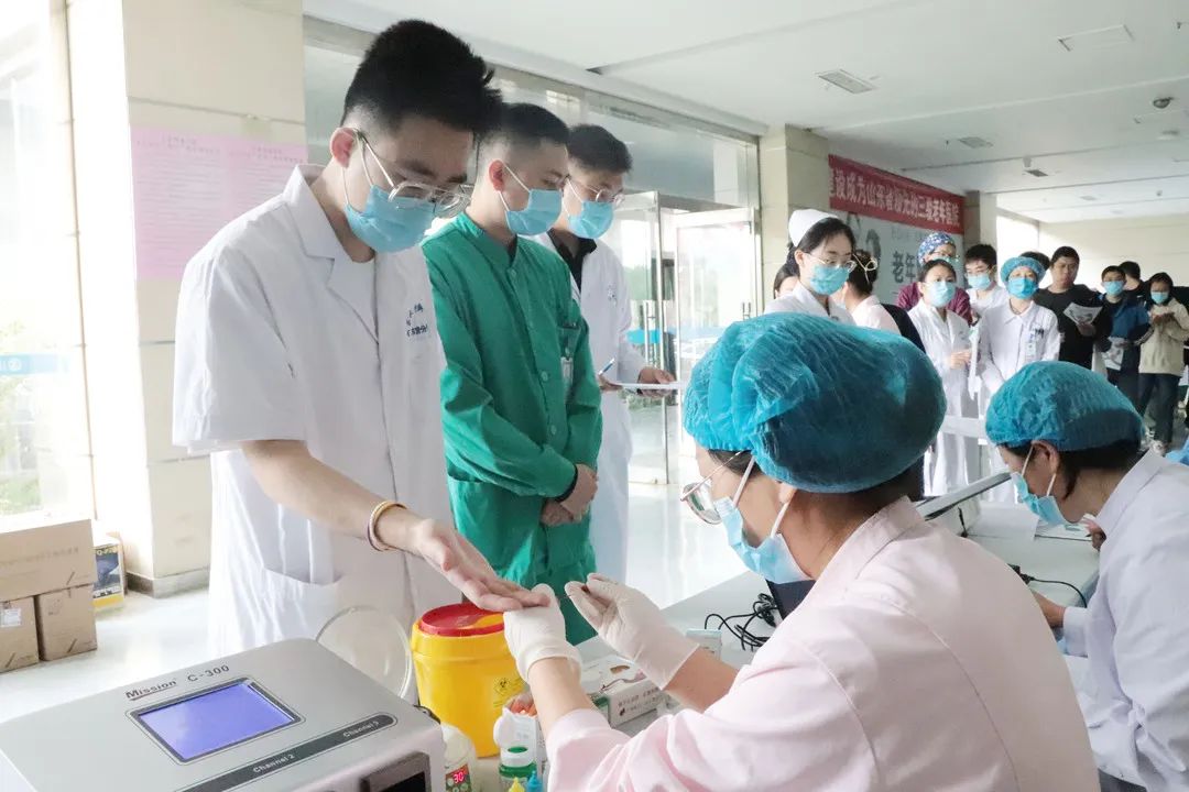 挽袖獻(xiàn)血！東營鴻港醫(yī)院醫(yī)務(wù)人員用熱血傳遞愛心