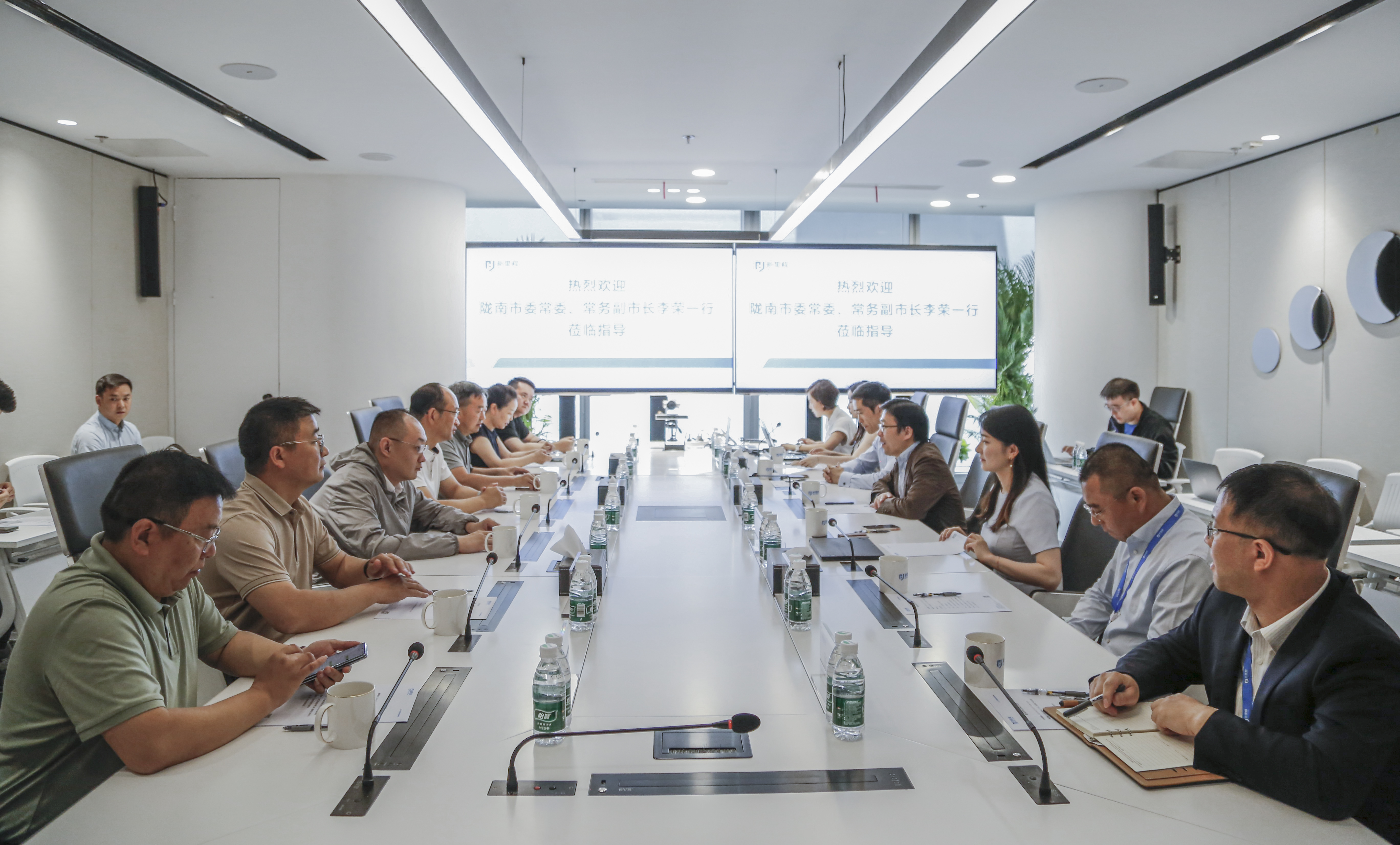 隴南市委常委、常務(wù)副市長(zhǎng)李榮一行到訪新里程健康集團(tuán)總部